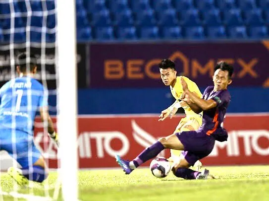 Nam Định vẫn chưa thoát hiểm khi chỉ có được 1 điểm trên sân Bình Dương. Ảnh: DŨNG PHƯƠNG