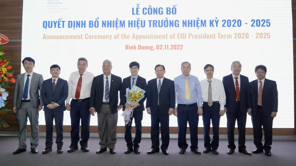 Lãnh đạo Tổng công ty Becamex IDC và Hội đồng Trường đại học Quốc Tế Miền Đông tặng hoa chúc mừng tân hiệu trưởng Ts. Ngô Minh Đức
