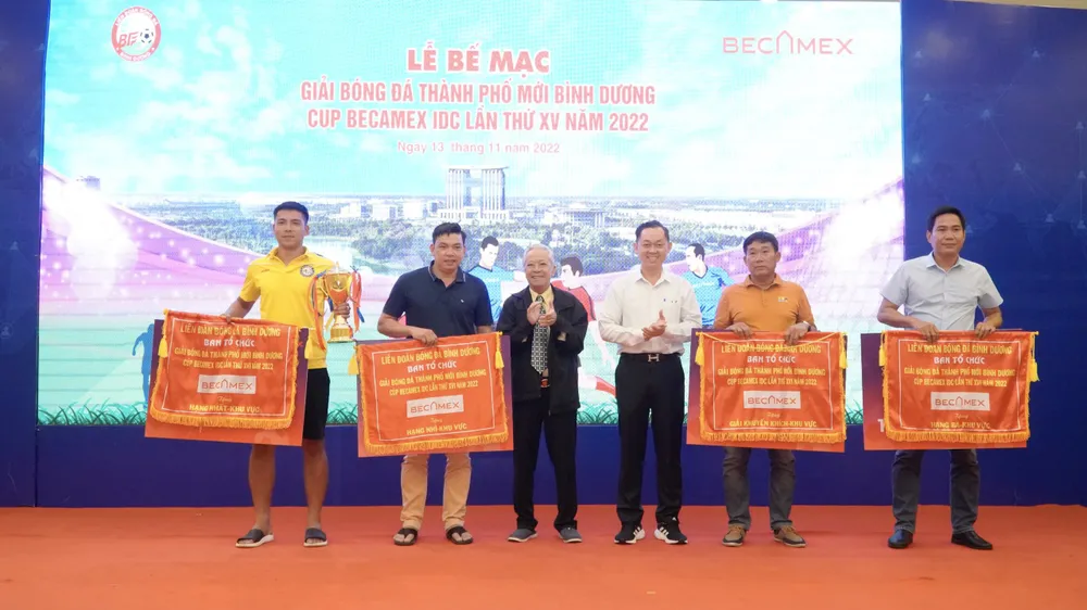 Bambo FC vô địch giải bóng đá Thành phố mới Bình Dương 2022 ảnh 1