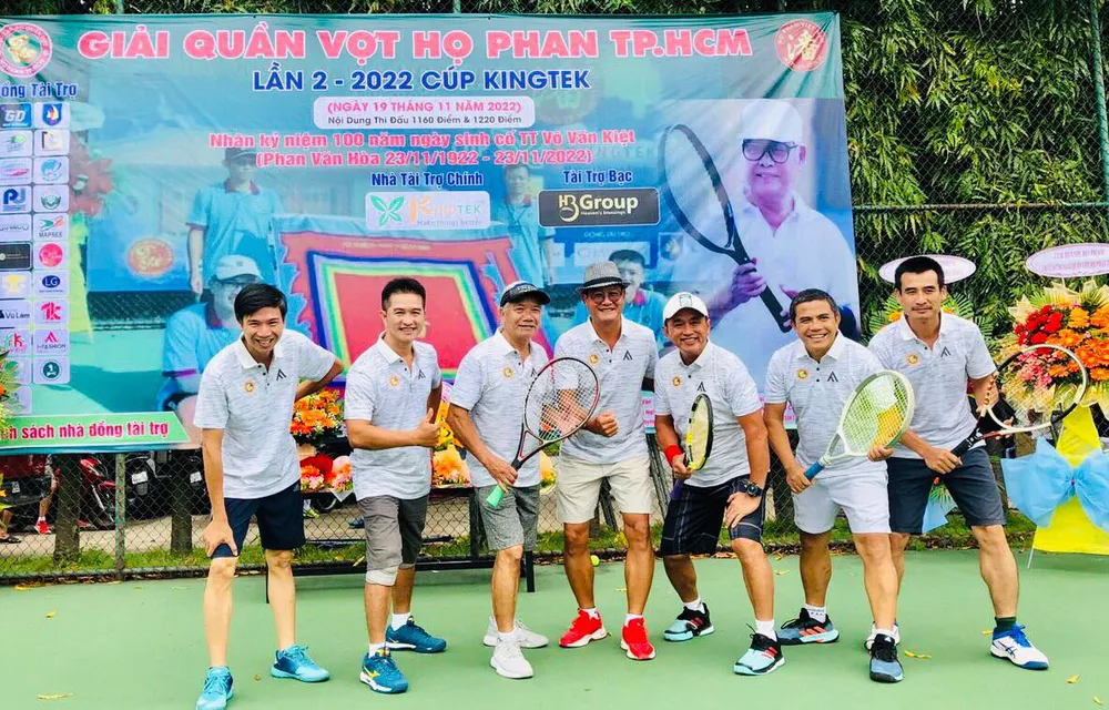 Các tay vợt chụp ảnh lưu niệm trước khi bước vào tranh tài