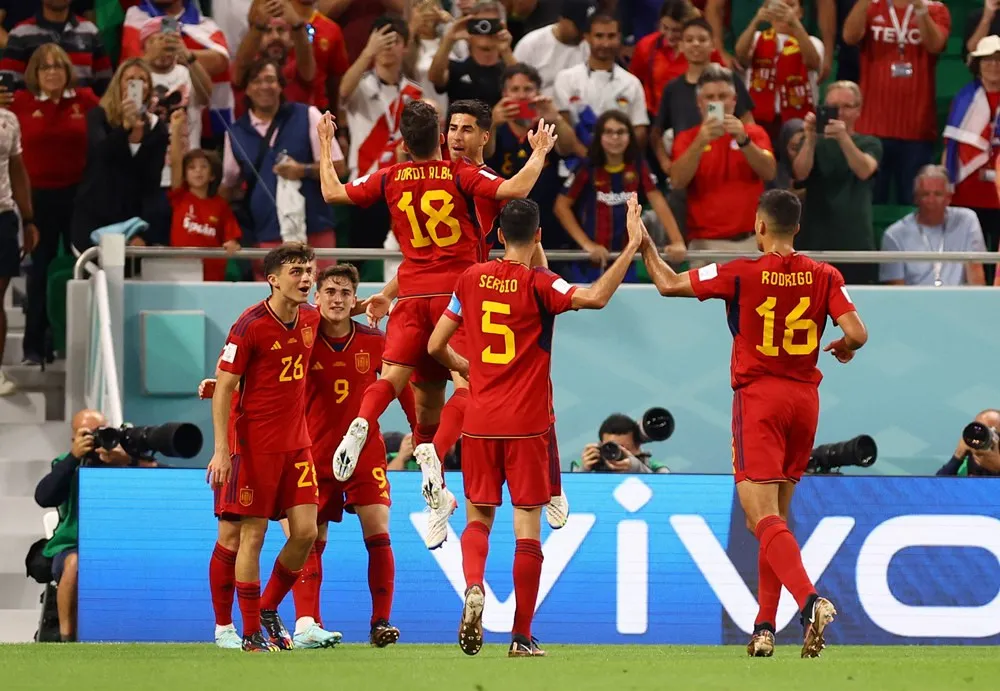 Các cầu thủ Tây Ban Nha đè bẹp Costa Rica ở trận ra quân