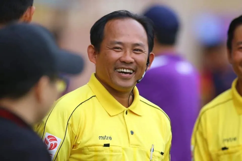 Trọng tài Nguyễn Đình Thái đoạt danh hiệu Còi vàng mùa bóng 2022 ảnh 1