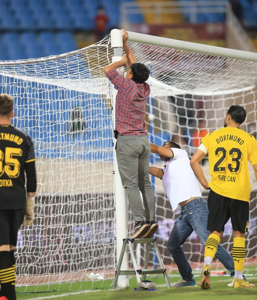 Sự cố xà ngang khung thành bị bung lên vào cuối trận đấu