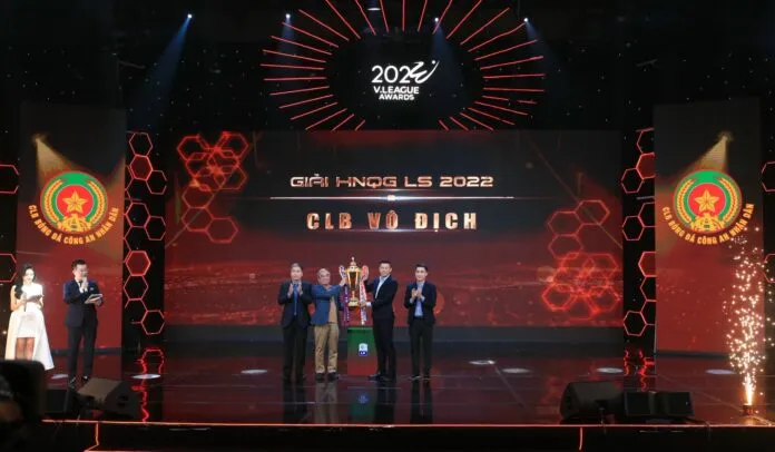 Văn Quyết được bầu cầu thủ xuất sắc nhất V-League 2022 ảnh 1