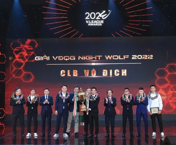 Ban tổ chức trao Cúp vô địch V-League cho đại diện CLB Hà Nội