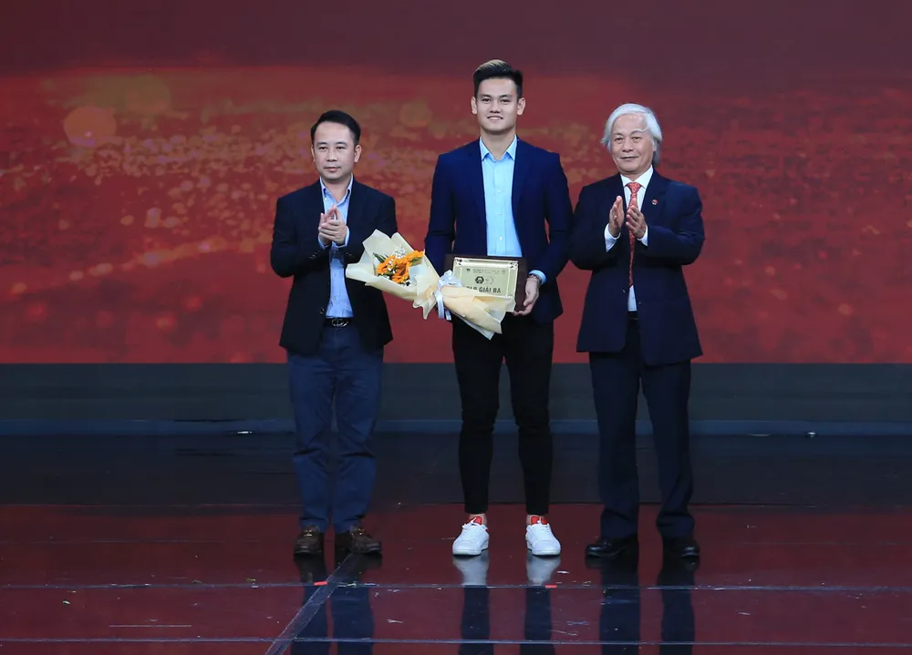 Văn Quyết được bầu cầu thủ xuất sắc nhất V-League 2022 ảnh 3
