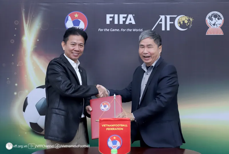 TTK VFF Dương Nghiệp Khôi thay mặt lãnh đạo VFF ký hợp đồng với HLV Hoàng Anh Tuấn vào ngày 9-12
