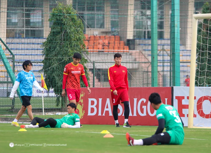 Quế Ngọc Hải và Đoàn Văn Hậu còn tập riêng cùng bác sĩ đội tuyển