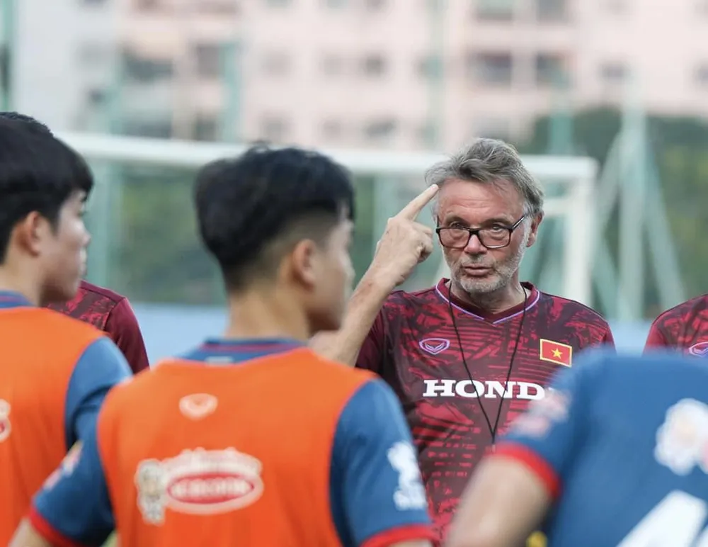 HLV Troussier cân đối lực lượng cho cả đội tuyển Việt Nam