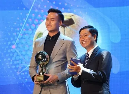 Bùi Hoàng Việt Anh được bầu chọn Cầu thủ trẻ xuất sắc ở Giải thưởng Quả bóng vàng Việt Nam 2020