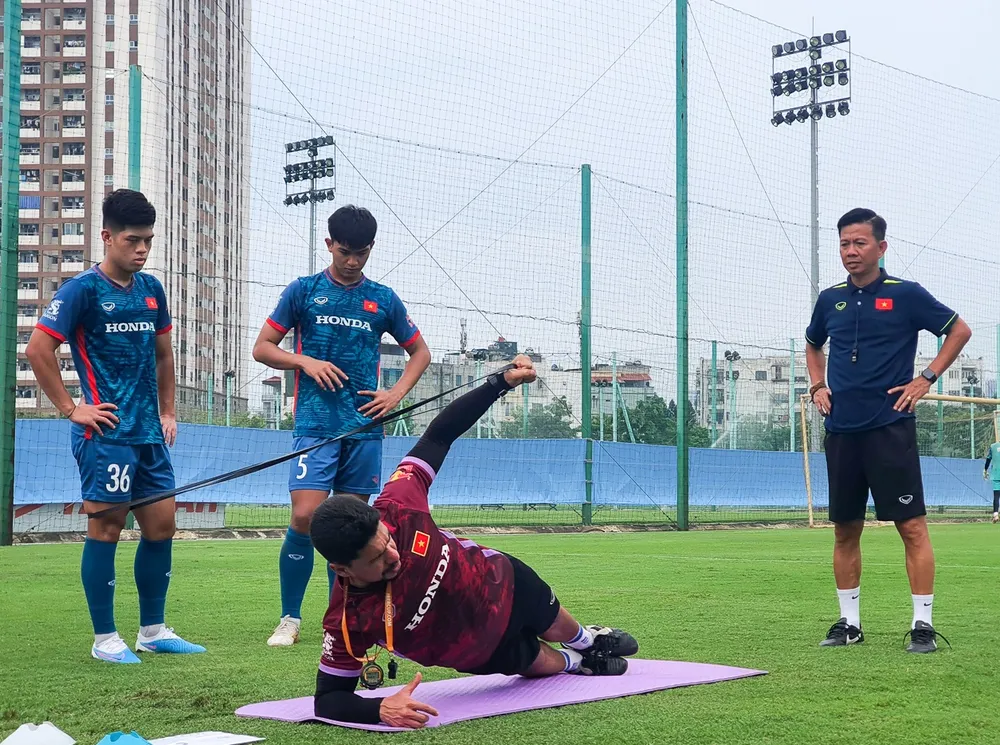 Ông José Brandi Regato Neto thị phạm ở một bài tập