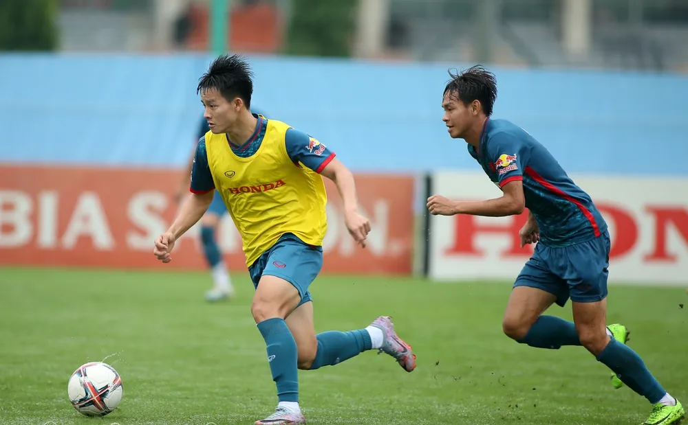 HLV Hoàng Anh Tuấn đã chia đôi lực lượng để tổ chức thi đấu đối kháng nhằm rà soát, đánh giá phong độ của các học trò. Trước đó, một nửa quân số vừa tham dự vòng loại U23 châu Á 2024, một số khác cũng đã có tên trong đội hình đăng quang giải U23 Đông Nam Á 2023.