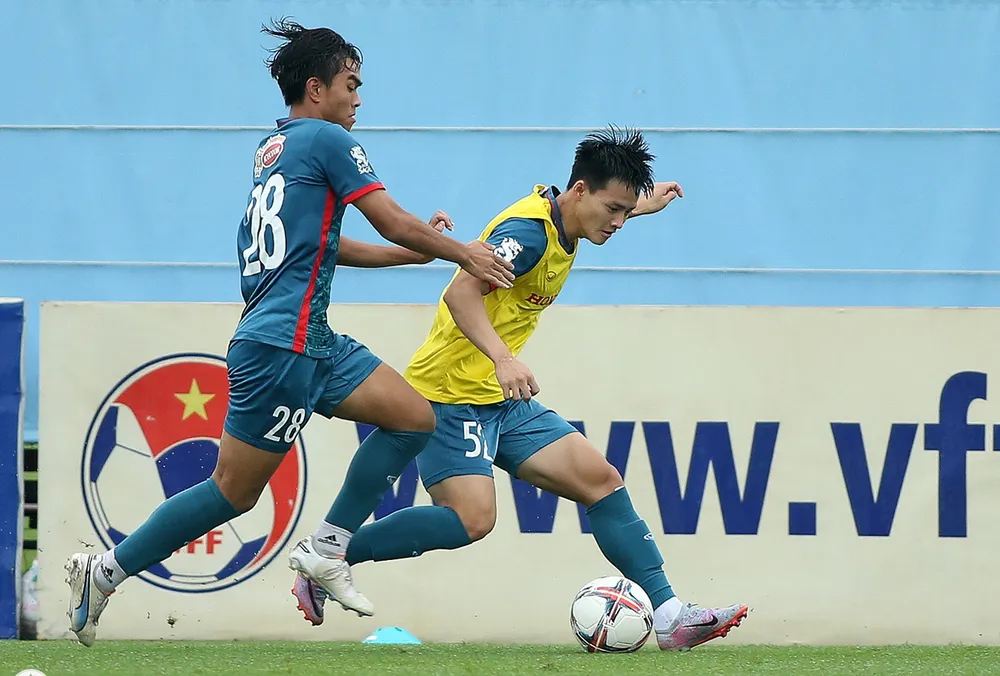 Chỉ có ít ngày tập luyện trong nước trong điều kiện đầy đủ quân số nên cả đội tận dụng tối đa thời gian để ra sân tập, cho dù là thời điểm không thuận lợi về thời tiết khi mưa vào chiều 14-9.