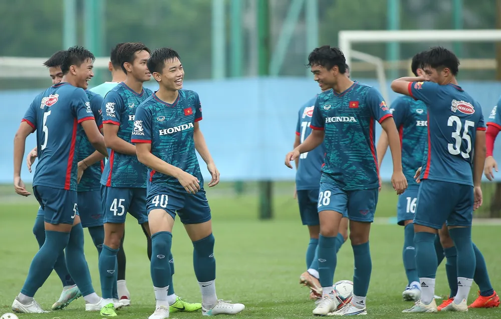 Đội Olympic Việt Nam bước sang ngày tập luyện thứ 2 có đầy đủ quân số, đó cũng là những buổi tập quý giá để HLV Hoàng Anh Tuấn rèn các bài tập đấu pháp.