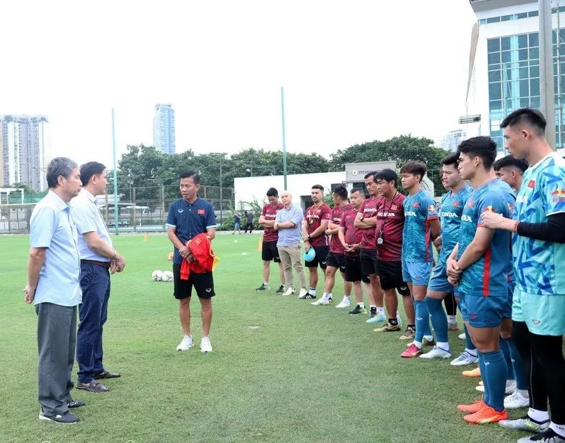 Phó chủ tịch VFF Trần Anh Tú gặp mặt, động viên đội Olympic Việt Nam trước ngày lên đường