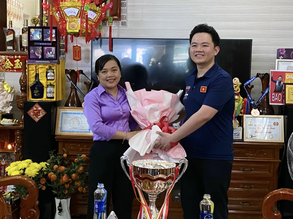 Đại diện lãnh đạo TP Tân Uyên, Lãnh đạo UBND phường Tân Phước Khánh, nơi Bao Phương Vinh sinh sống cũng tặng những bó hoa tươi thắm và quà chúc mừng nhà vô địch thế giới. Ảnh: THÁI HẢI Đại diện lãnh đạo TP Tân Uyên, Lãnh đạo UBND phường Tân Phước Khánh, nơi Bao Phương Vinh sinh sống cũng tặng những bó hoa tươi thắm và quà chúc mừng nhà vô địch thế giới. Ảnh: THÁI HẢI