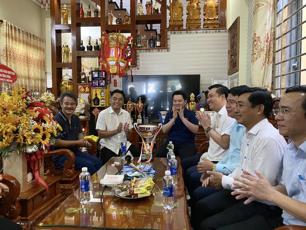Lãnh đạo tỉnh Bình Dương, TP Tân Uyên, Phường Tân Phước Khánh đến thăm và chúc mừng nhà vô địch thế giới tại nhà riêng. Ảnh: THÁI HẢI Lãnh đạo tỉnh Bình Dương, TP Tân Uyên, Phường Tân Phước Khánh đến thăm và chúc mừng nhà vô địch thế giới tại nhà riêng. Ảnh: THÁI HẢI