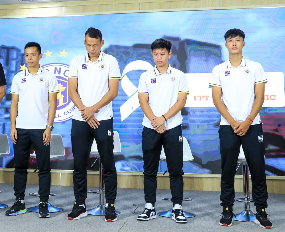 Tại 1 hoạt động cộng đồng mới đây, các cầu thủ Hà Nội FC dành 1 phút mặc niệm các nạn nhân của vụ cháy chung cư mini