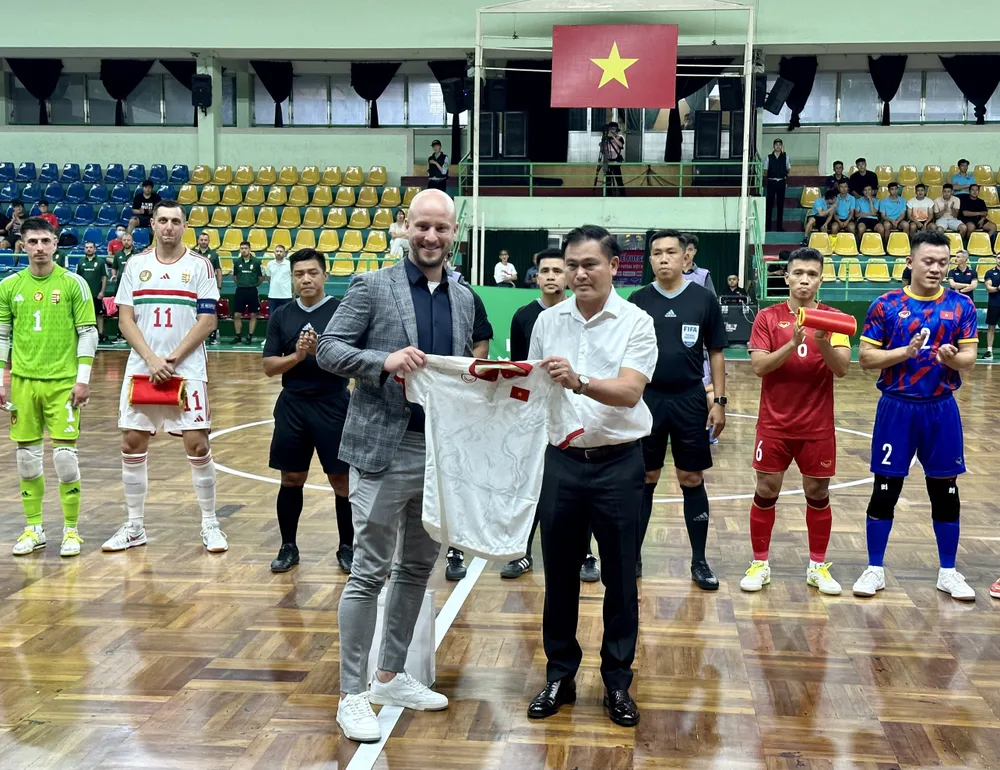 Phó chủ tịch VFF Trần Anh Tú trao tặng áo kỷ niệm của đội tuyển futsal Việt Nam đến lãnh đạo đội tuyển futsal Hungary