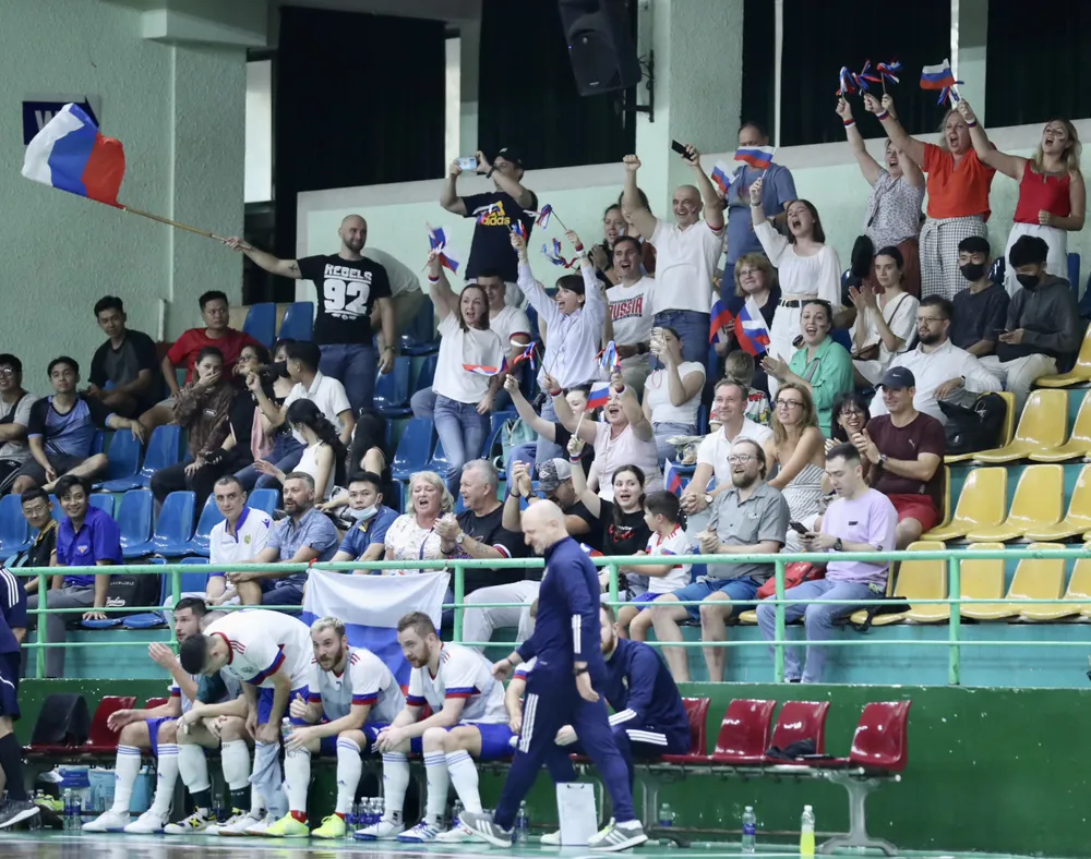 Đông đảo cổ động viên Nga trên khán đài tạo nên không khí cổ vũ sôi động tại nhà thi đấu Lãnh Binh Thăng Đông đảo cổ động viên Nga trên khán đài tạo nên không khí cổ vũ sôi động tại nhà thi đấu Lãnh Binh Thăng