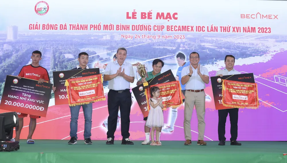 Tại lễ bế mạc, Ban tổ chức đã trao giải thưởng cho các đội đạt thành tích ở khu vực. Cụ thể, Khu vực I: Vô địch: Heineken FC, hạng nhì: TV Kim Chau Tran; hạng ba: AE Bình Dương; hạng tư: Cảng Bình Dương Khu vực II: Vô địch: Hướng Dương FC; hạng nhì: Công an Tỉnh; hạng Ba: Bamboo FC; hạng tư: AKARA FC