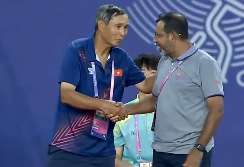 HLV Mai Đức Chung và đồng nghiệp bên phía đội Bangladesh