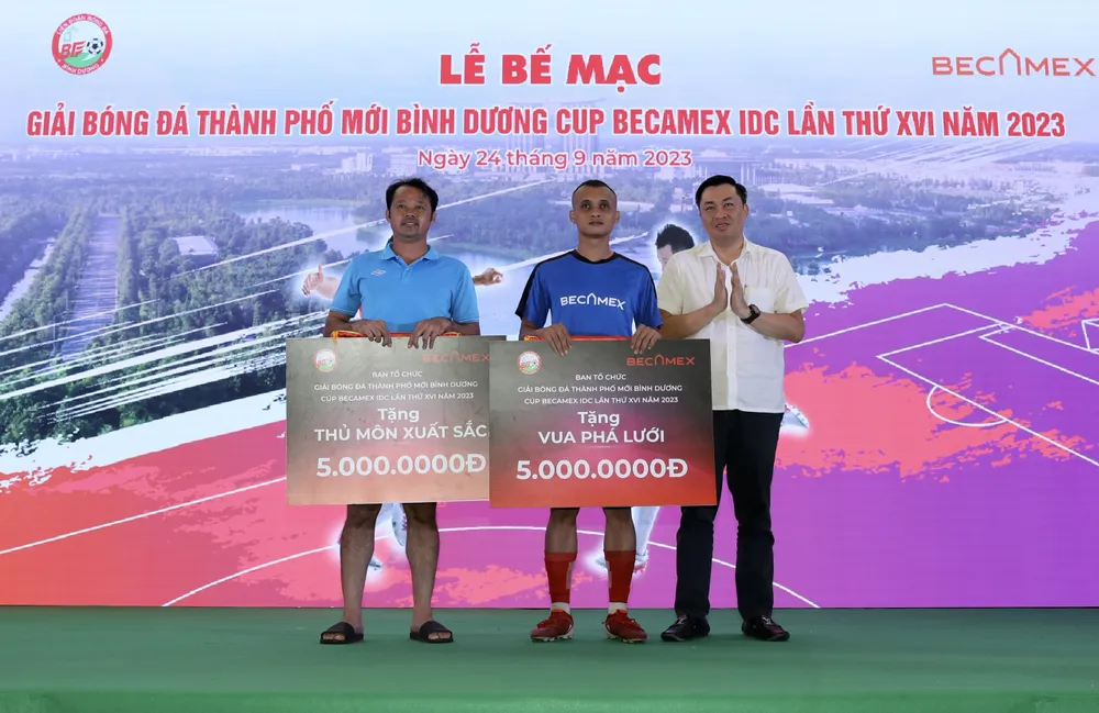 Phó Giám đốc Sở VH-TT&amp;DL tỉnh Bình Dương, ông Cao Văn Chóng trao phần thưởng cho Thủ môn xuất sắc và Vua phá lưới của giải đấu