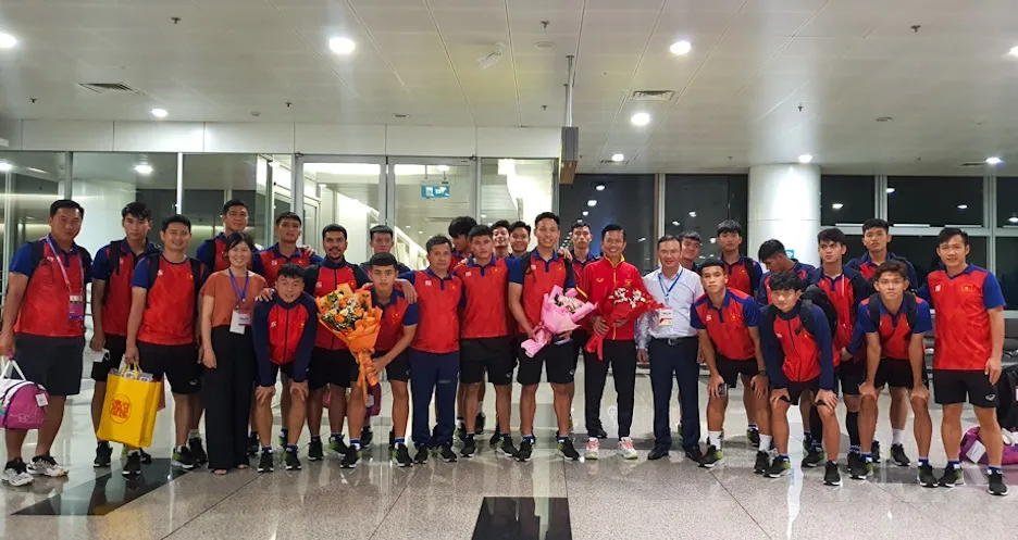 Phó cục trưởng Cục TDTT Nguyễn Hồng Minh tặng hoa động viên và khích lệ tinh thần thầy trò HLV Hoàng Anh Tuấn