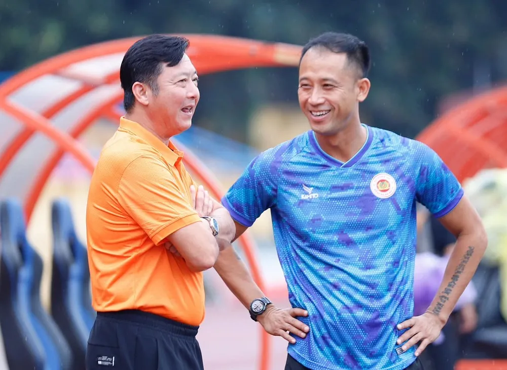 HLV Lê Huỳnh Đức cũng đặt bút gia hạn hợp đồng trước chuyến tập huấn tại Hà Nội để cùng đội bóng đất Thủ hướng đến mục tiêu cao ở mùa bóng mới