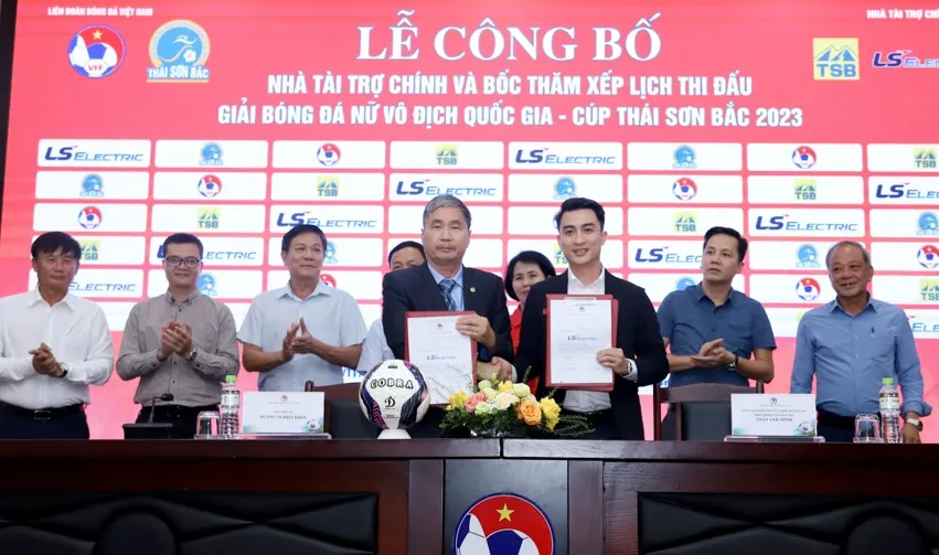Đại diện LĐBĐ Việt Nam và Công ty TNHH Thương mại Thiết bị điện Thái Sơn Bắc thực hiện ký kết hợp tác trước mùa giải mới