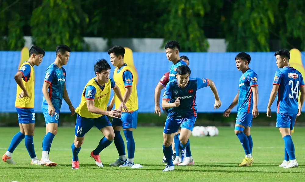 Buổi tập đầu tiên diễn ra trong bầu không khí vui nhộn với các bài tập mang tính vận động khi đội tuyển chưa hội đủ quân số
