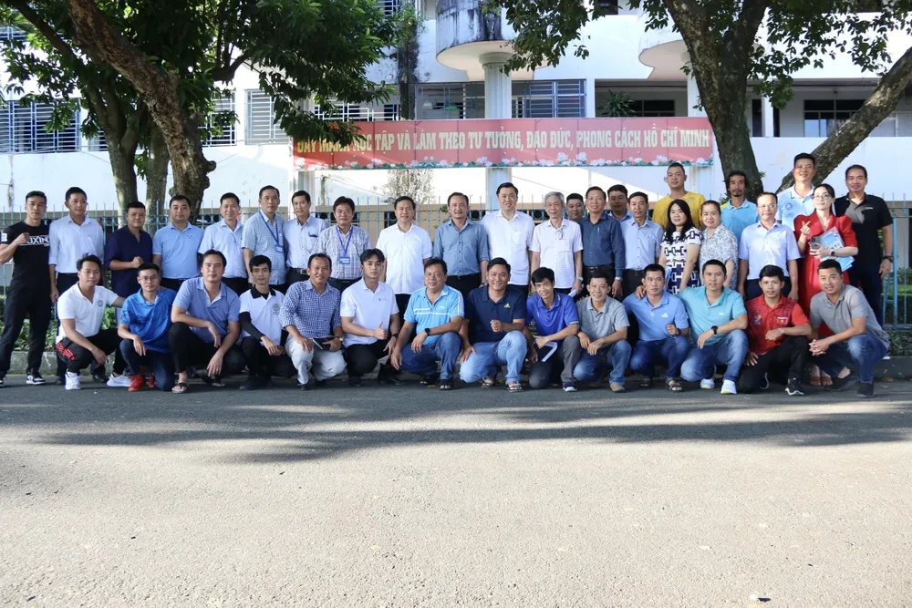 Lãnh đạo Sở VHTTDL tỉnh Bình Dương, Trường Đại học TDTT TPHCM, Trung tâm HLTTQG TPHCM cùng các huấn luyện viên thể thao tỉnh Bình Dương chụp hình lưu niệm tại buổi làm việc