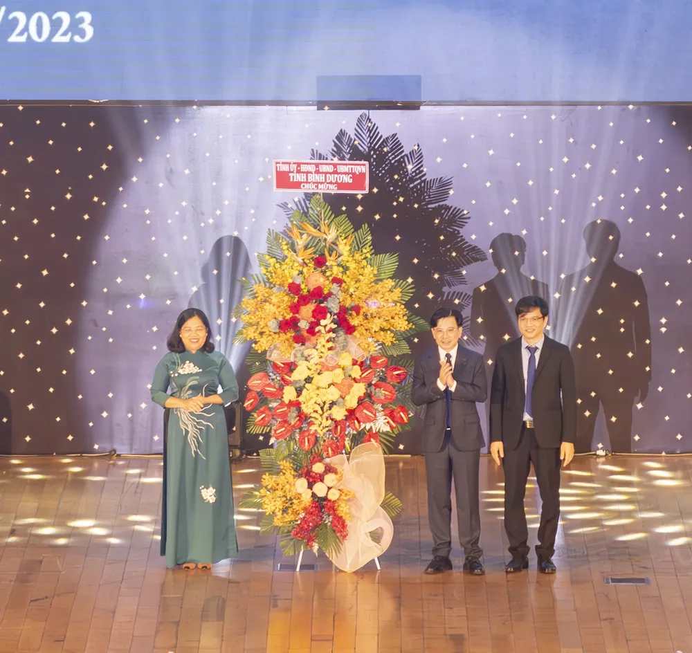 Bà Nguyễn Trường Nhật Phượng - Tỉnh ủy viên, Phó Chủ tịch HĐND tỉnh Bình Dương tặng hoa chúc mừng Trường Đại học Quốc tế Miền Đông