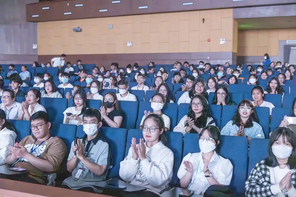 Tân sinh viên tại Lễ khai giảng năm học 2023-2024 của Trường Đại học Quốc tế Miền Đông