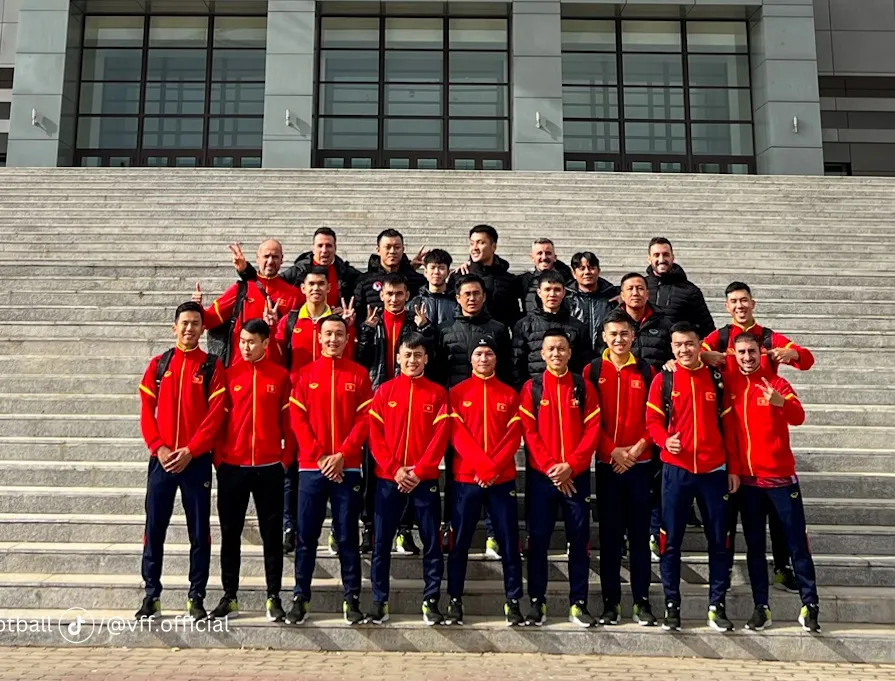 Đội tuyển futsal Việt Nam chụp ảnh lưu niệm trước Nhà thi đấu Buyant Ukhaa.