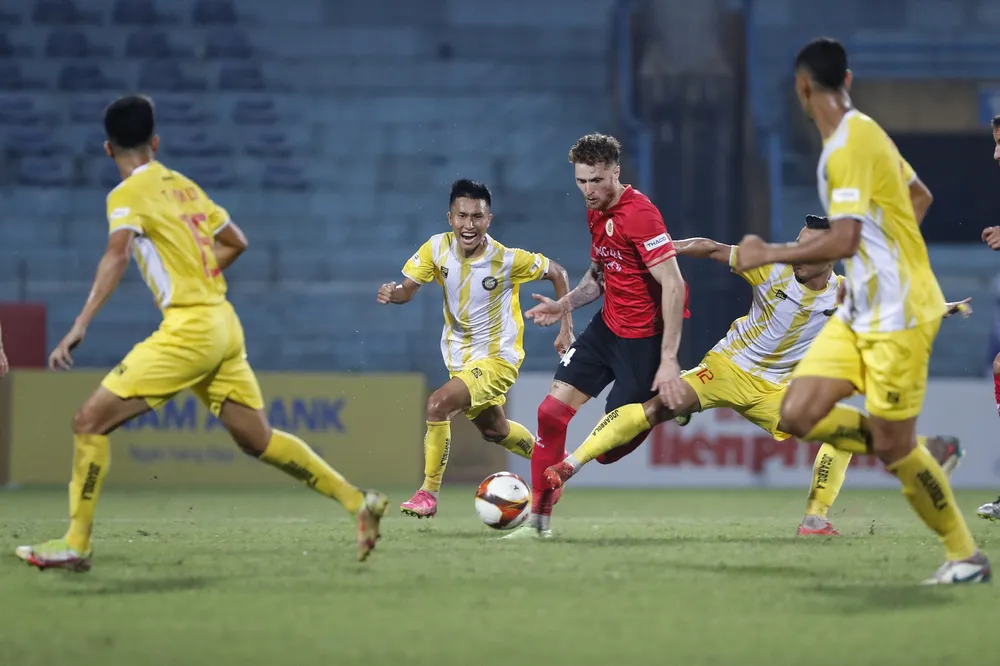 Geovane trước vòng vây của các hậu vệ Thanh Hóa