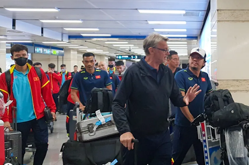 HLV Troussier đã chốt danh sách còn 28 cầu thủ trước ngày lên đường, đáng chú ý là không có Đoàn Văn Hậu và Hồ Tấn Tài vào giờ chót