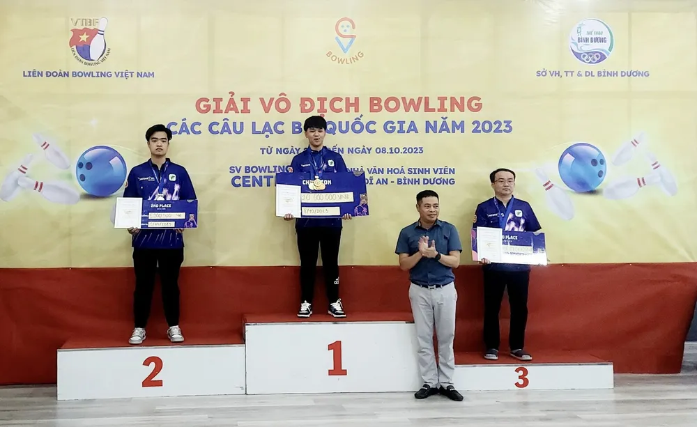 Ông Nguyễn Quốc Hùng, PCT thường trực Liên đoàn Bowling Việt Nam trao huy chương cho các vận động viên đạt thành tích nội dung Master nam