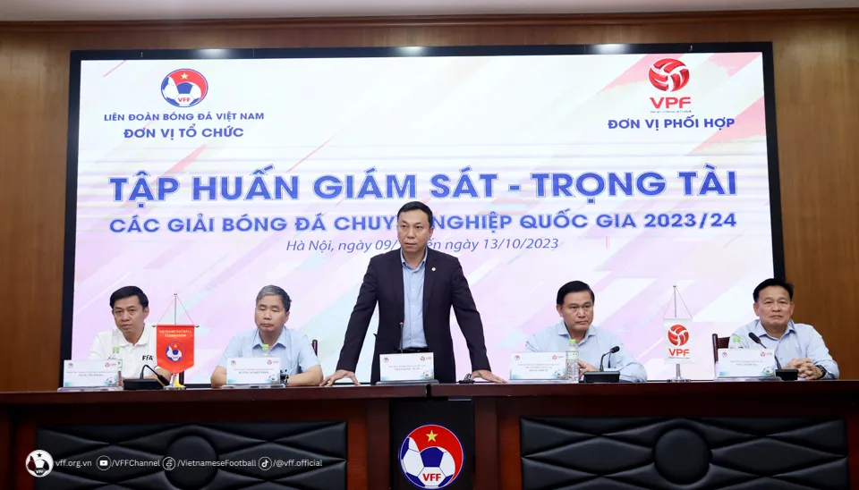 Ông Trần Quốc Tuấn - Chủ tịch LĐBĐ Việt Nam chia sẻ cùng các Giám sát, trọng tài tại buổi lễ