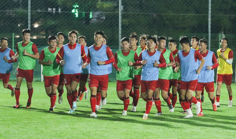 Các tuyển thủ Việt Nam tập nhẹ vào tối 15-10