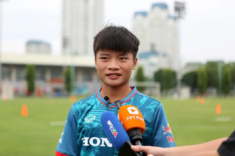 Chân sút trẻ Ngọc Minh Chuyên có cơ hội trải nghiệm cùng các đàn chị ở đợt tập trung lần này