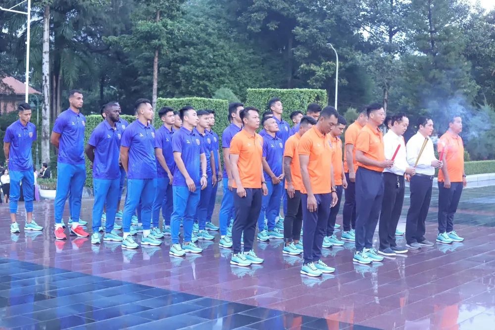 Trước khi tiến hành lễ xuất quân, như thông lệ mỗi đầu mùa bóng, cả đội đã đến viếng nghĩa trang liệt sĩ tỉnh Bình Dương