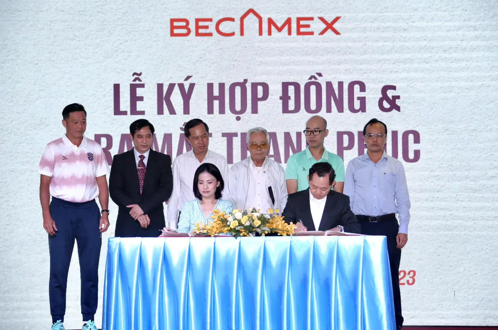Chủ tịch CLB Becamex Bình Dương Hồ Hồng Thạch ký hợp đồng cùng đại diện nhà tài trợ trang phục Kamito trước mùa bóng mới