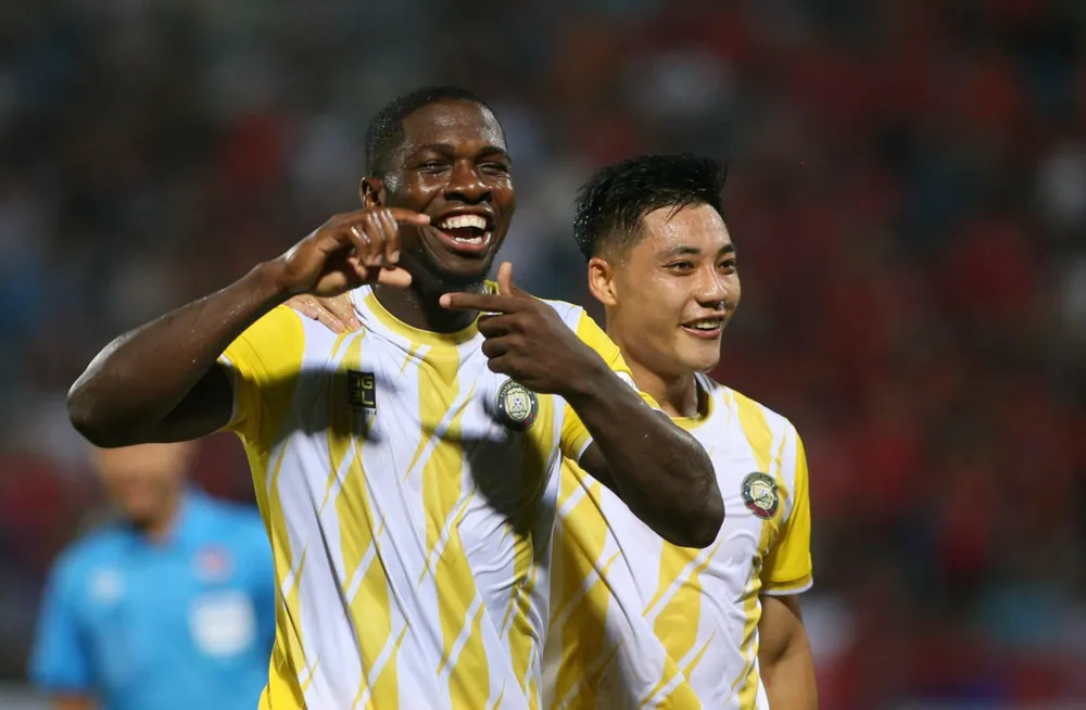 Rimario ghi bàn gỡ hòa 2-2 cho đội bóng xứ Thanh. Ảnh: THFC