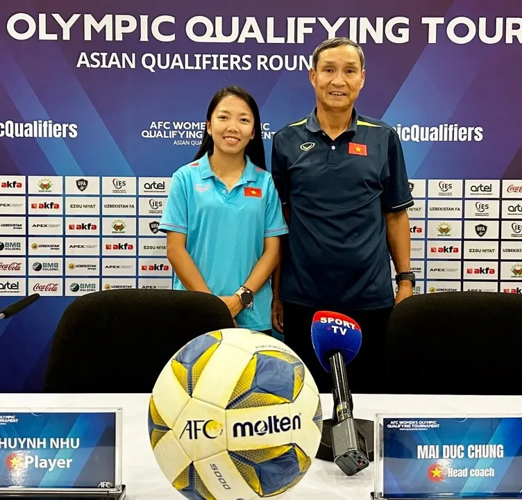 HLV Mai Đức Chung và thủ quân Huỳnh Như tại buổi họp báo ngày 25-10
