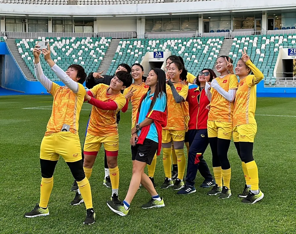 Các cầu thủ Việt Nam tại buổi làm quen với mặt sân thi đấu trước trận ra quân gặp đội chủ nhà Uzbekistan Các cầu thủ Việt Nam tại buổi làm quen với mặt sân thi đấu trước trận ra quân gặp đội chủ nhà Uzbekistan