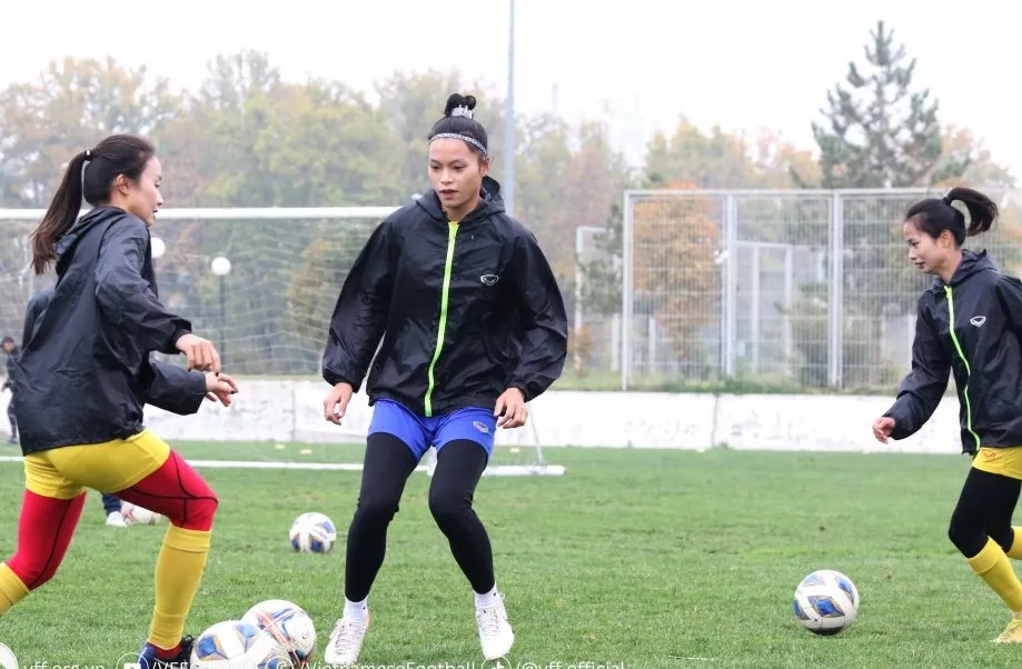 Đội tuyển nữ Việt Nam tập nhẹ thả lỏng vào ngày 27-10