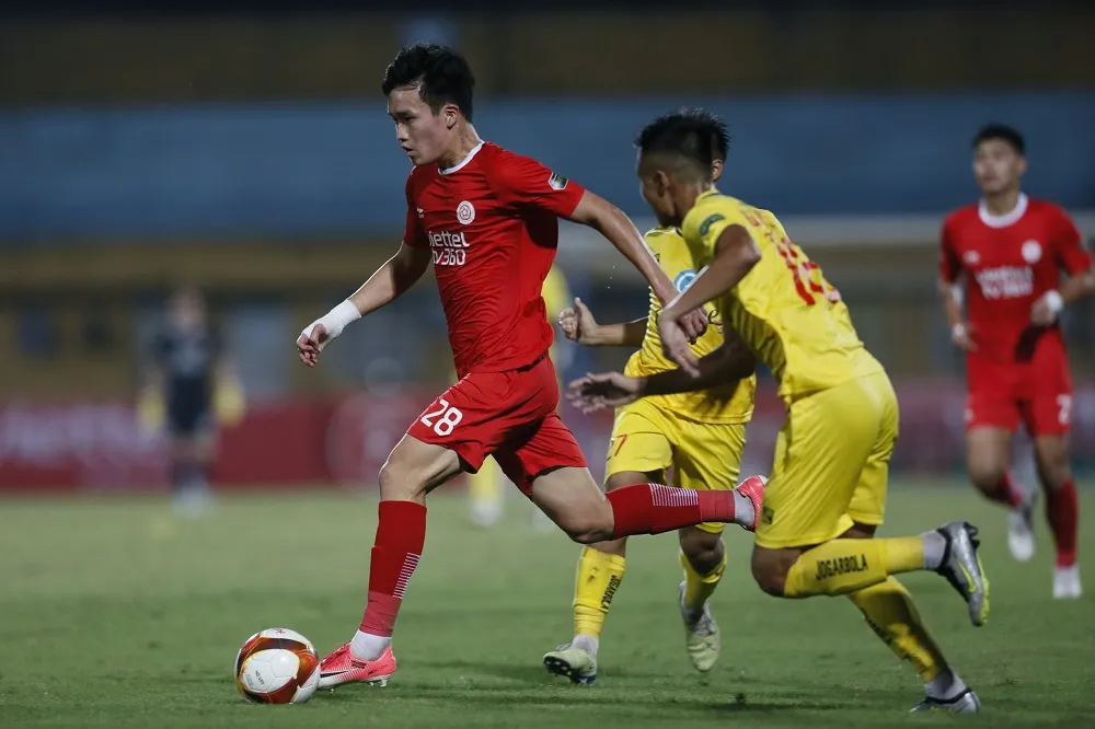 Hoàng Đức và các đồng đội may mắn thoát thua trên sân nhà Hoàng Đức và các đồng đội may mắn thoát thua trên sân nhà