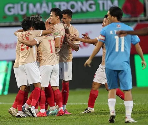 Việt Anh có trận đấu xuất sắc cả trong việc chỉ huy hàng thủ lẫn hỗ trợ tấn công. Ảnh: MINH TRẦN