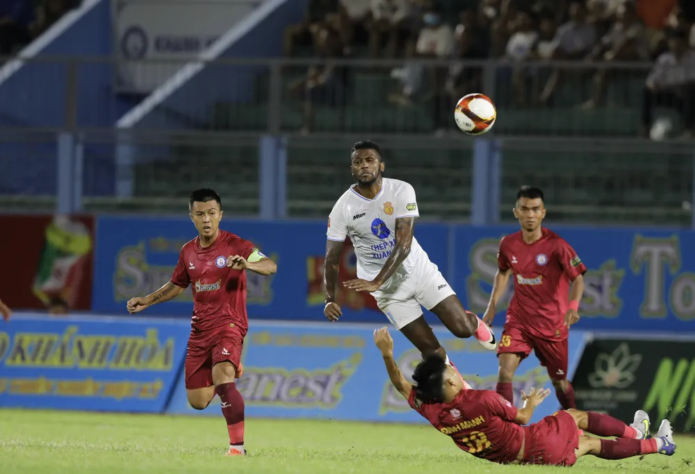 Rafaelson tỏa sáng với cú đúp cho Nam Định